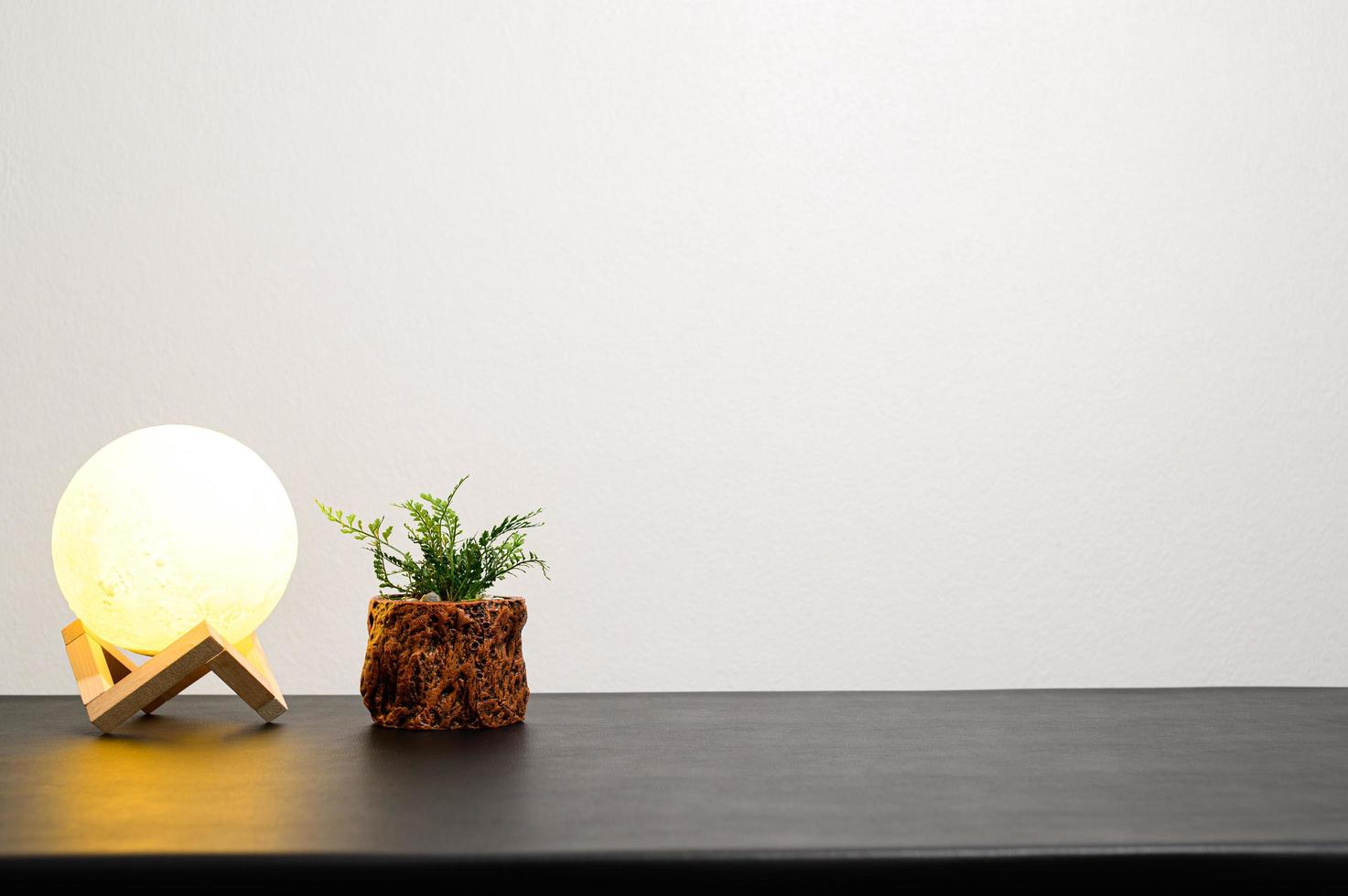 lampe et une plante sur un bureau photo