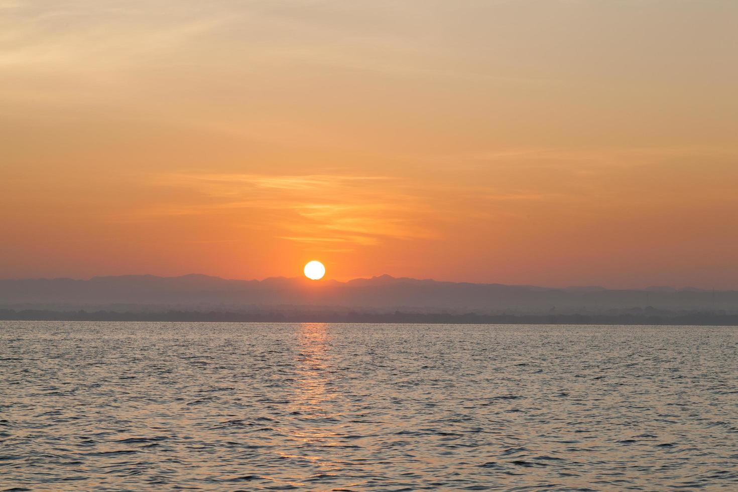 lever de soleil sur la mer photo