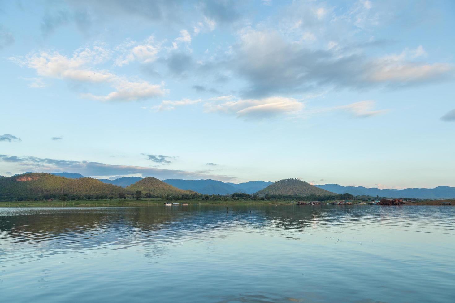 barrage d'eau dans les montagnes photo