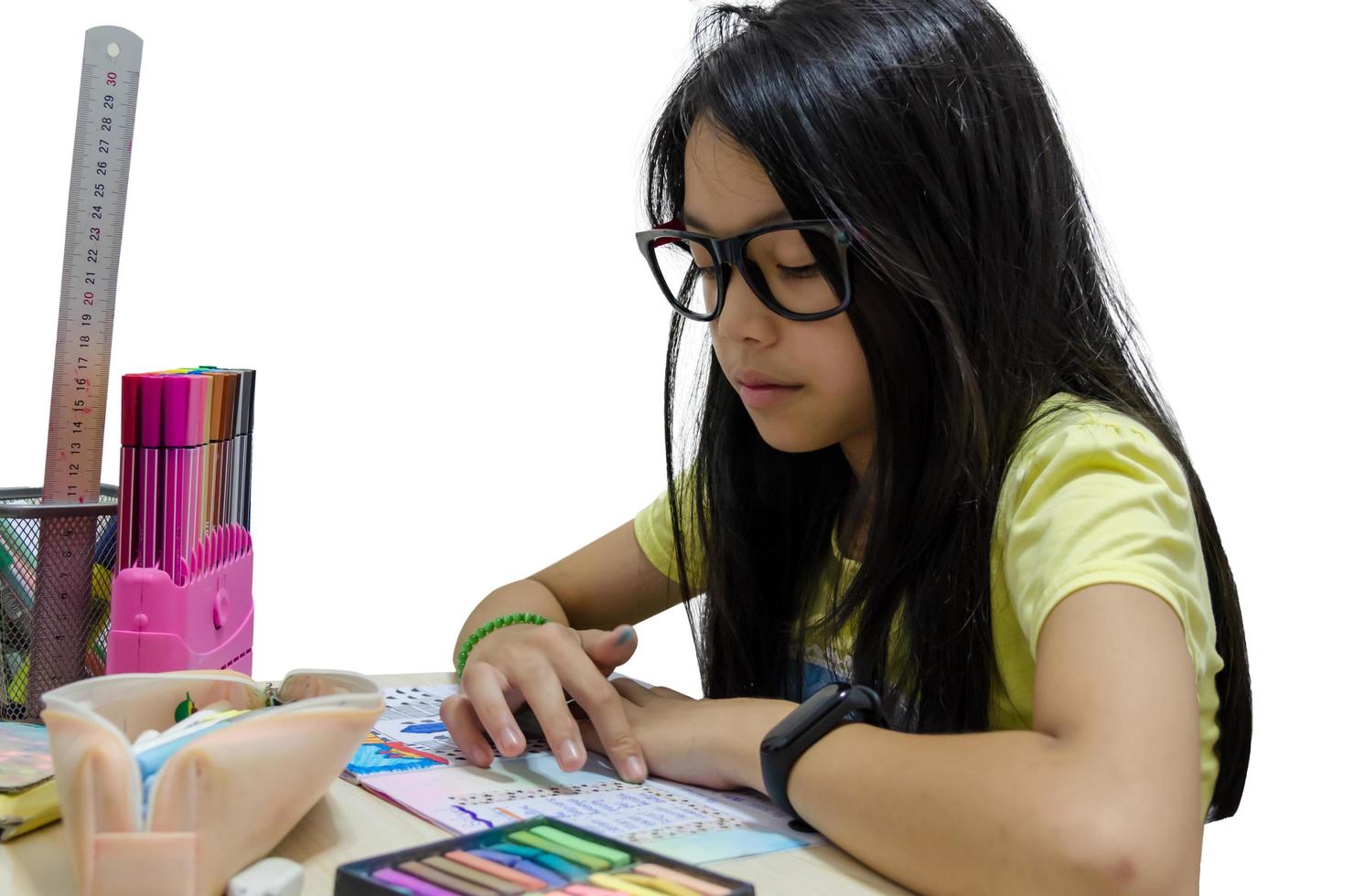 écolière asiatique à faire ses devoirs photo