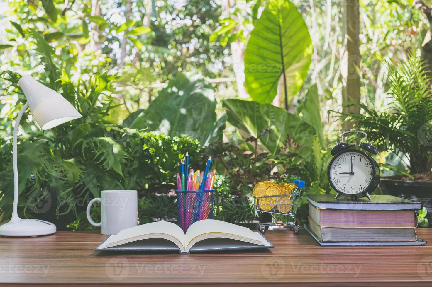 bureau avec livre à l'extérieur photo