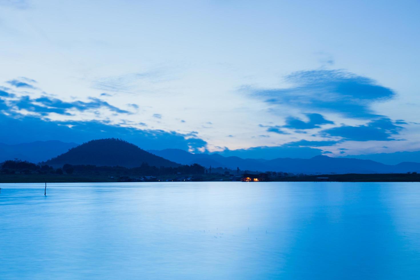 barrage d'eau dans les montagnes photo