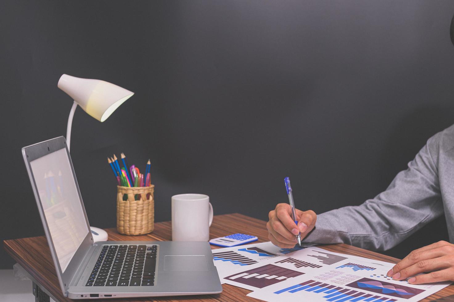 professionnel travaillant au bureau photo