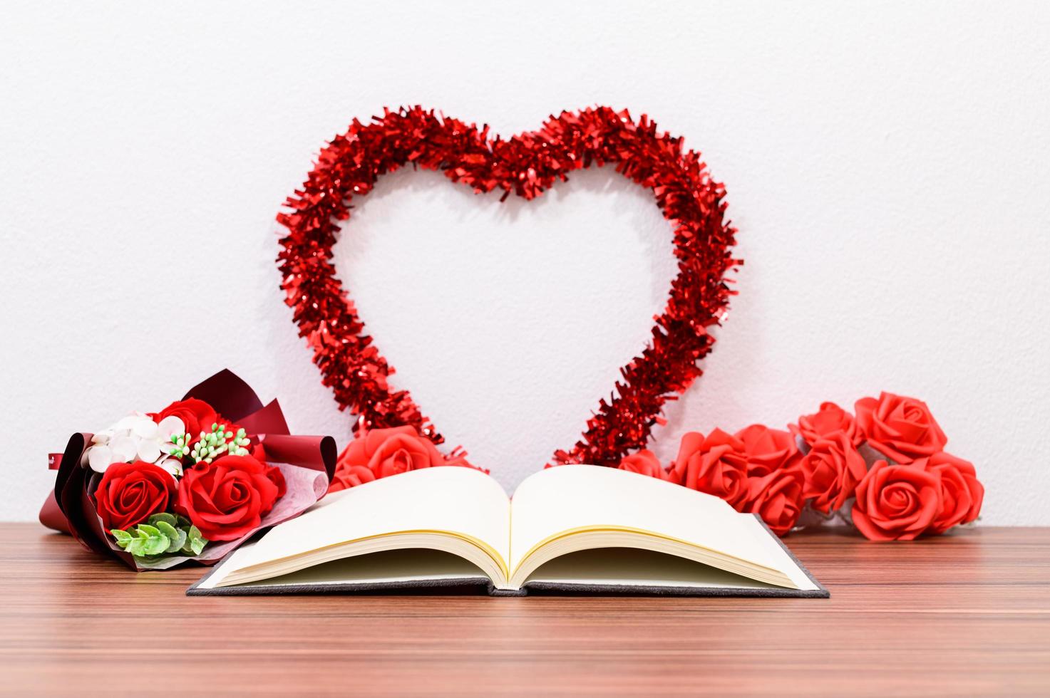 livre avec décor de la Saint-Valentin photo