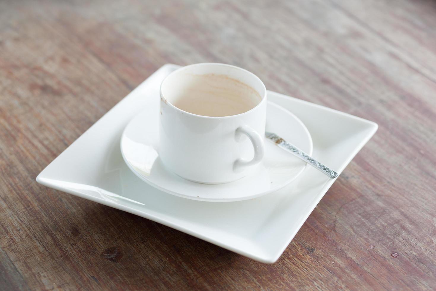 tasse à café et plat blanc photo