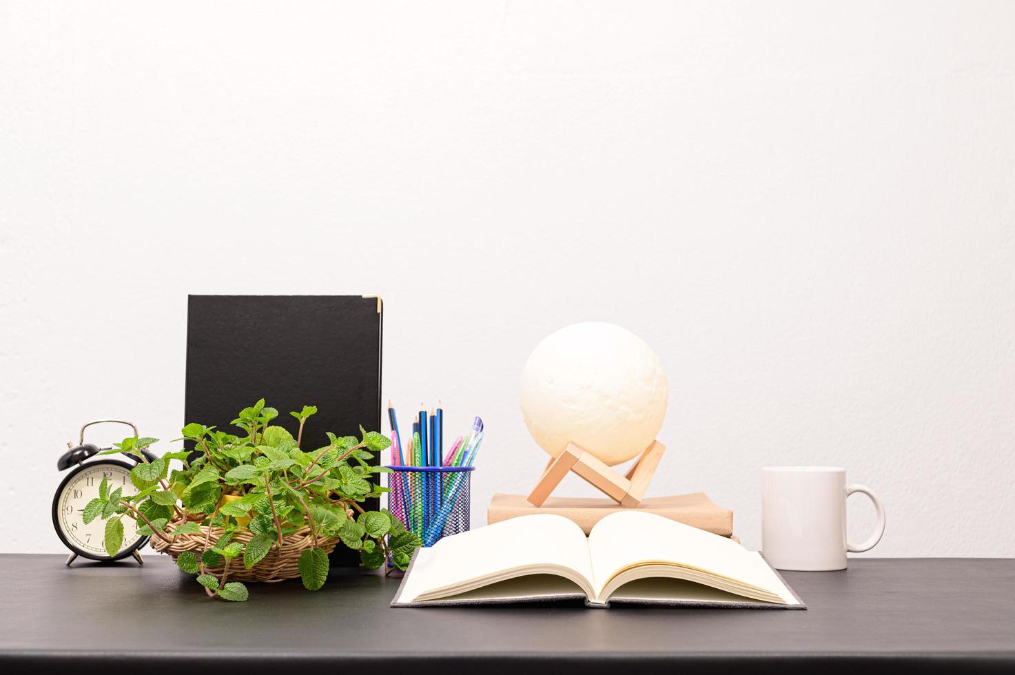 livre avec une lampe de lune photo