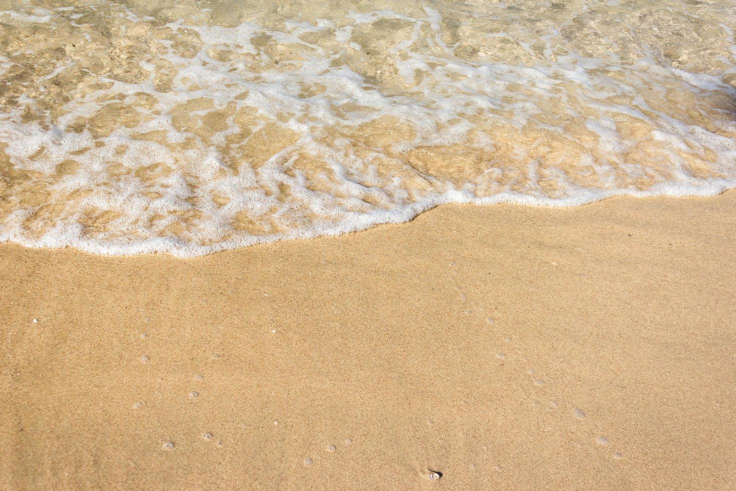 vagues de l'océan sur la plage de sable photo