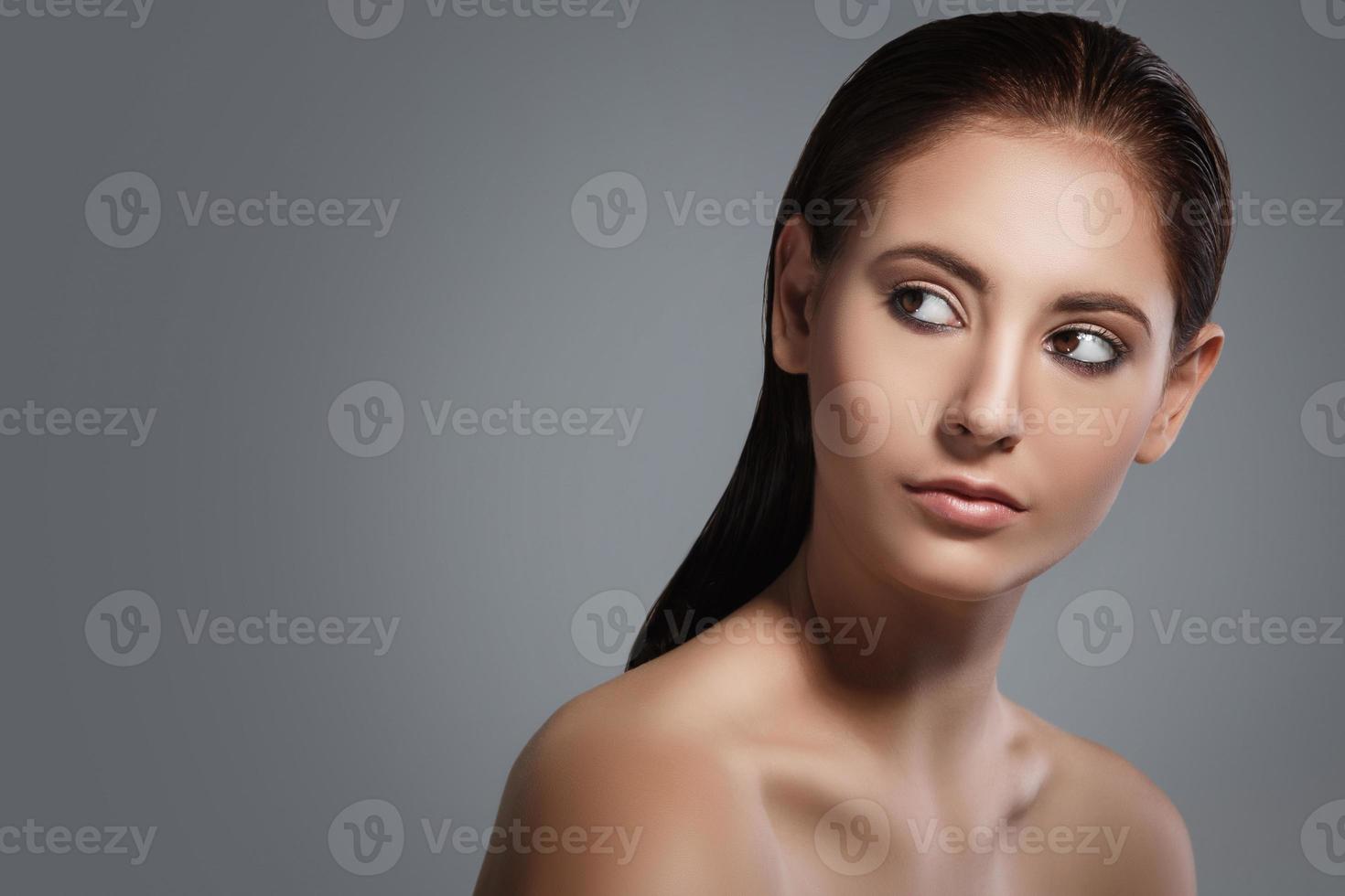 portrait d'une belle brune avec un maquillage élégant photo