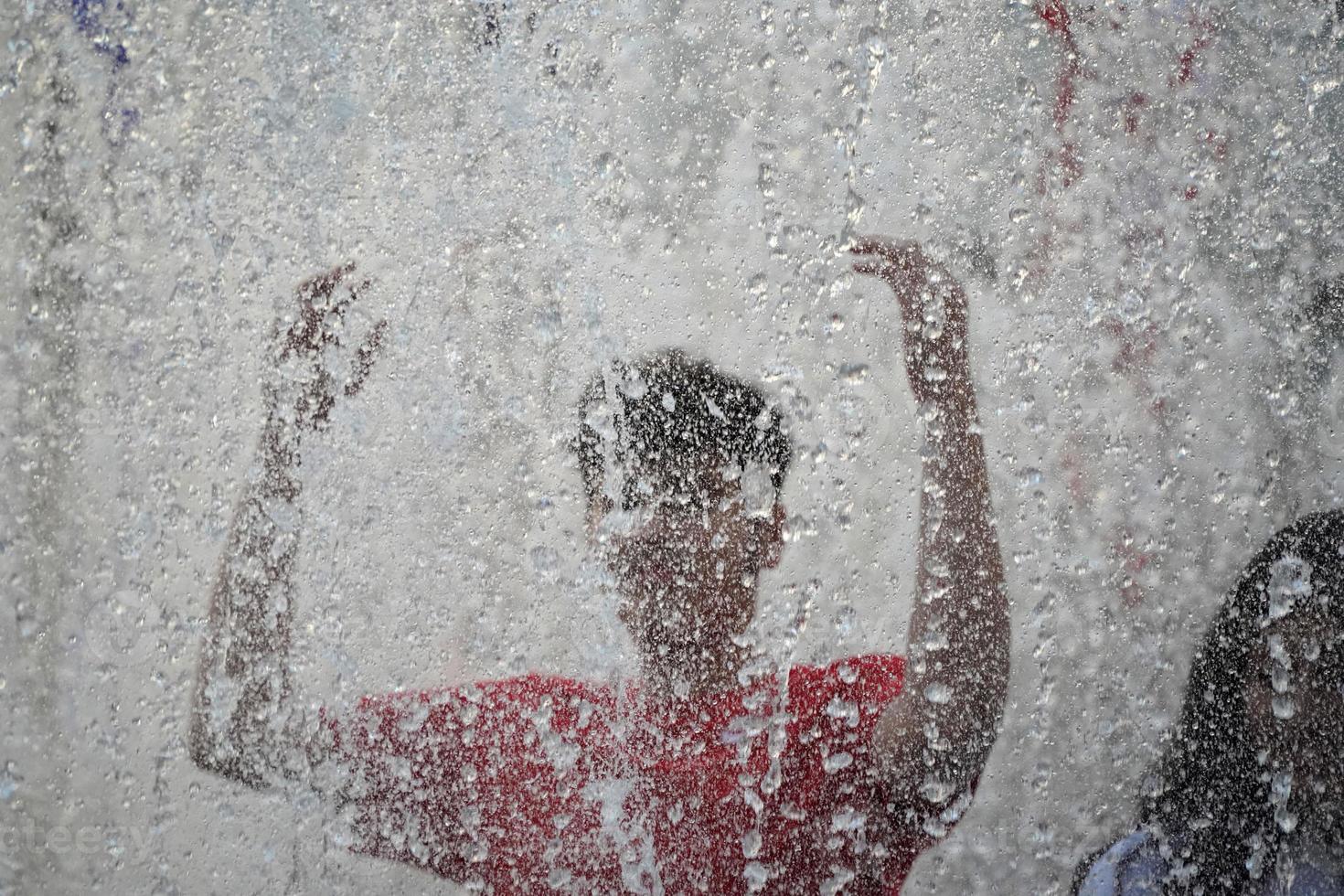 les gens à l'intérieur de la fontaine du centre rockfeller splash à new york manhattan photo