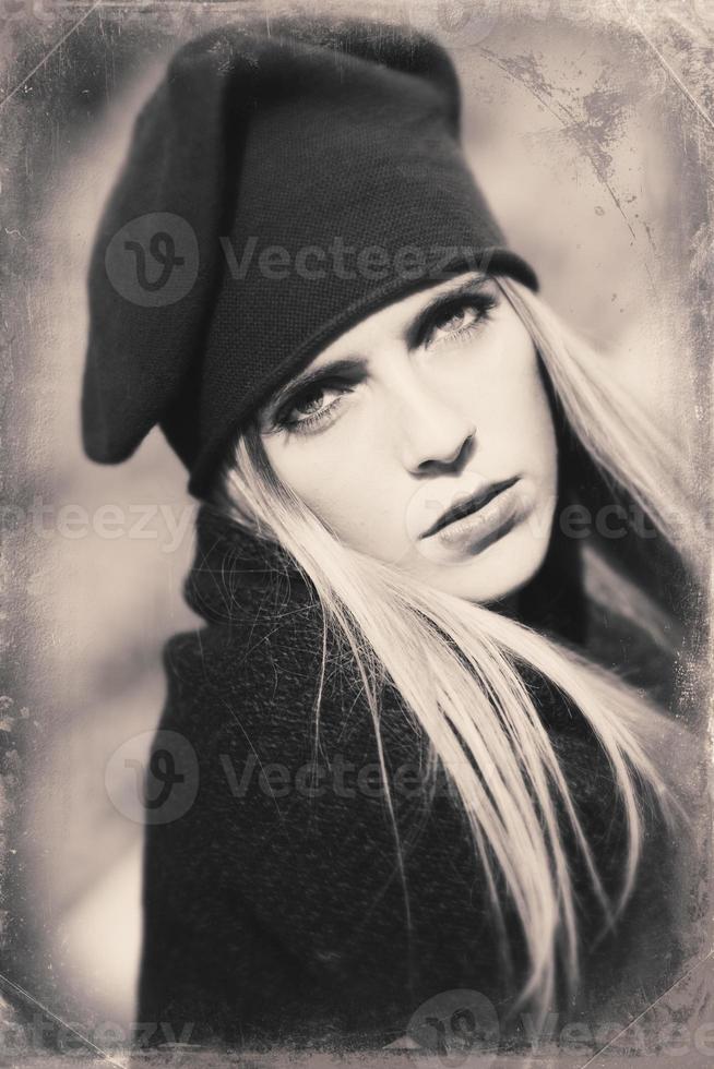 image avec portrait de style ancien de femme blonde photo