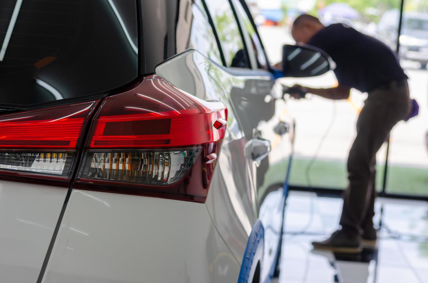 mécanicien travaillant sur une voiture blanche photo