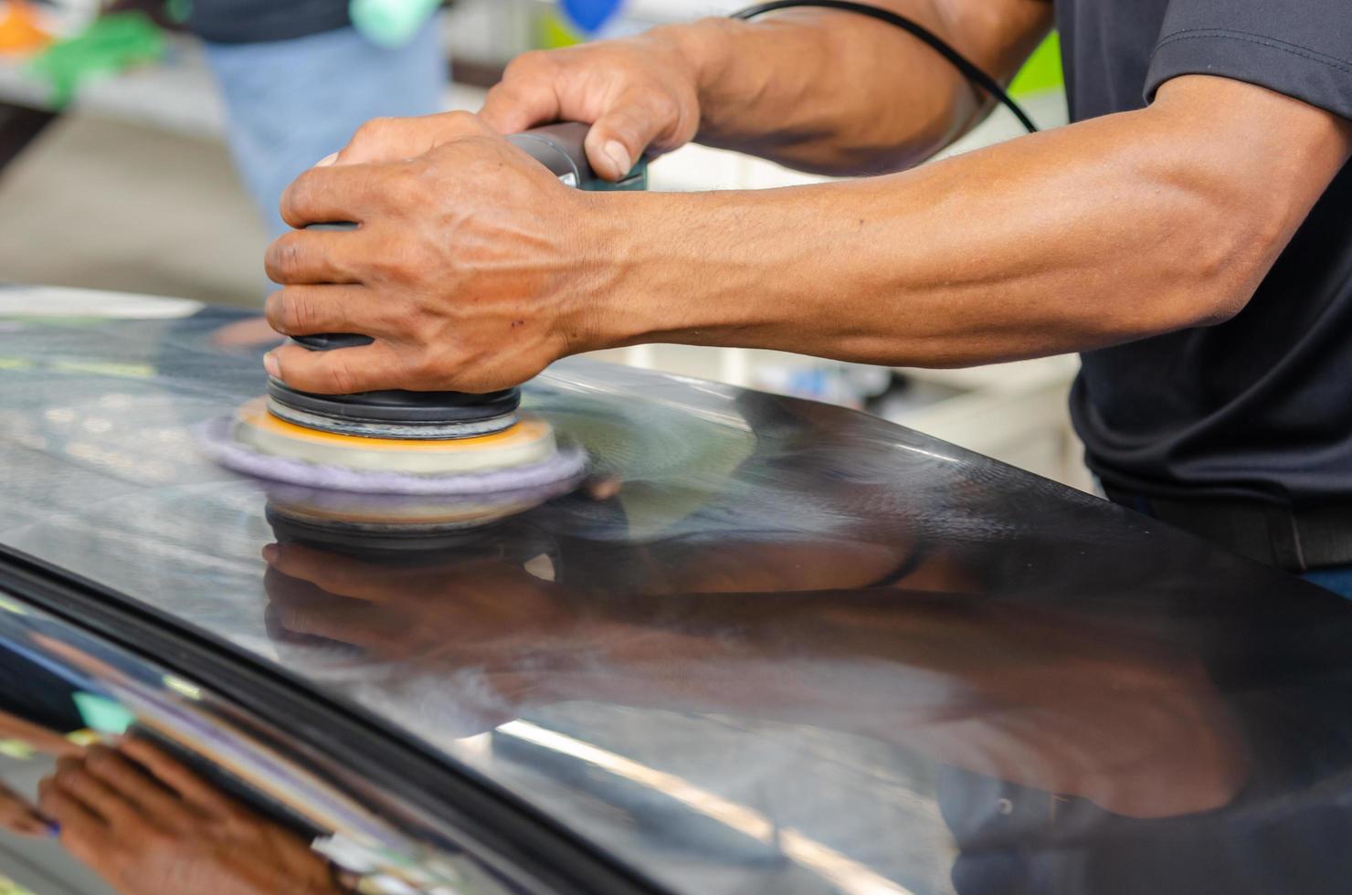 homme polissant une voiture photo