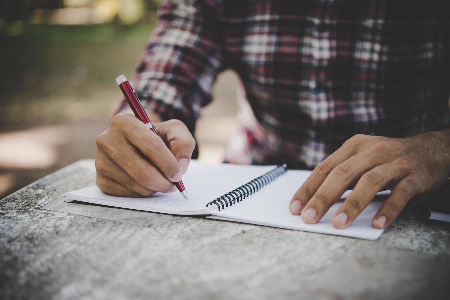 l'écriture de l'homme dans son cahier photo