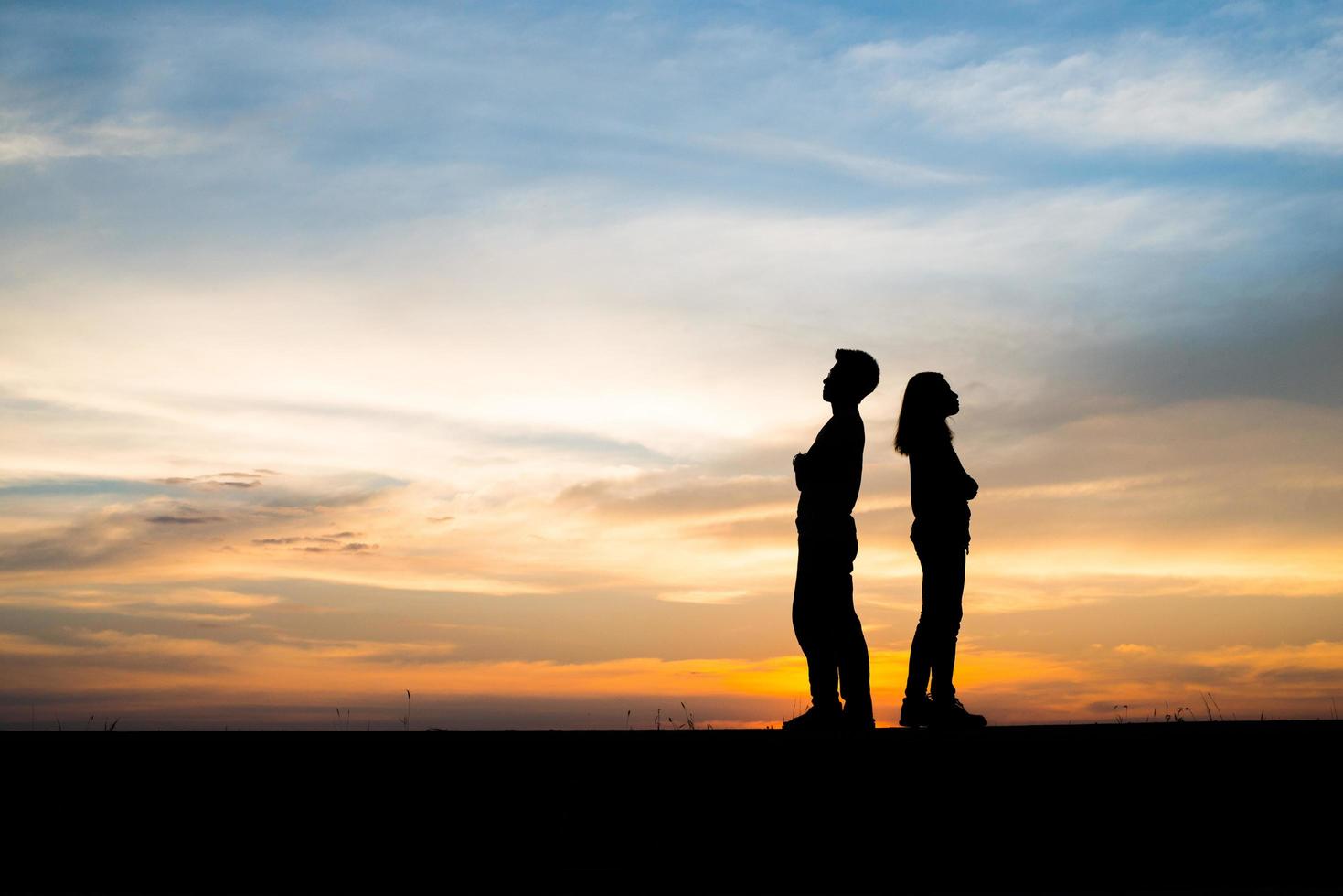 silhouette d'un couple bouleversé dans une querelle au coucher du soleil photo