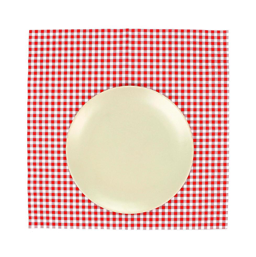 assiette sur nappe rouge photo