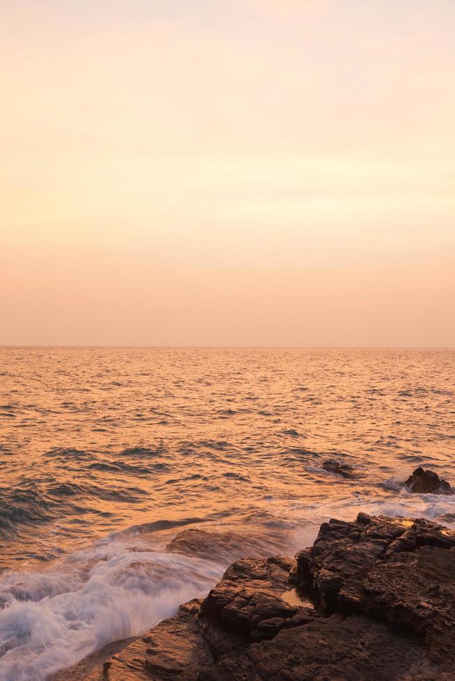 la mer au coucher du soleil photo