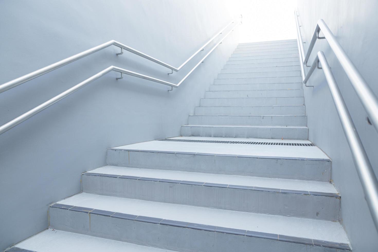 escaliers blancs menant photo