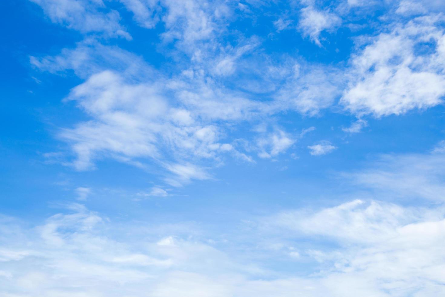 nuages dans le ciel bleu photo