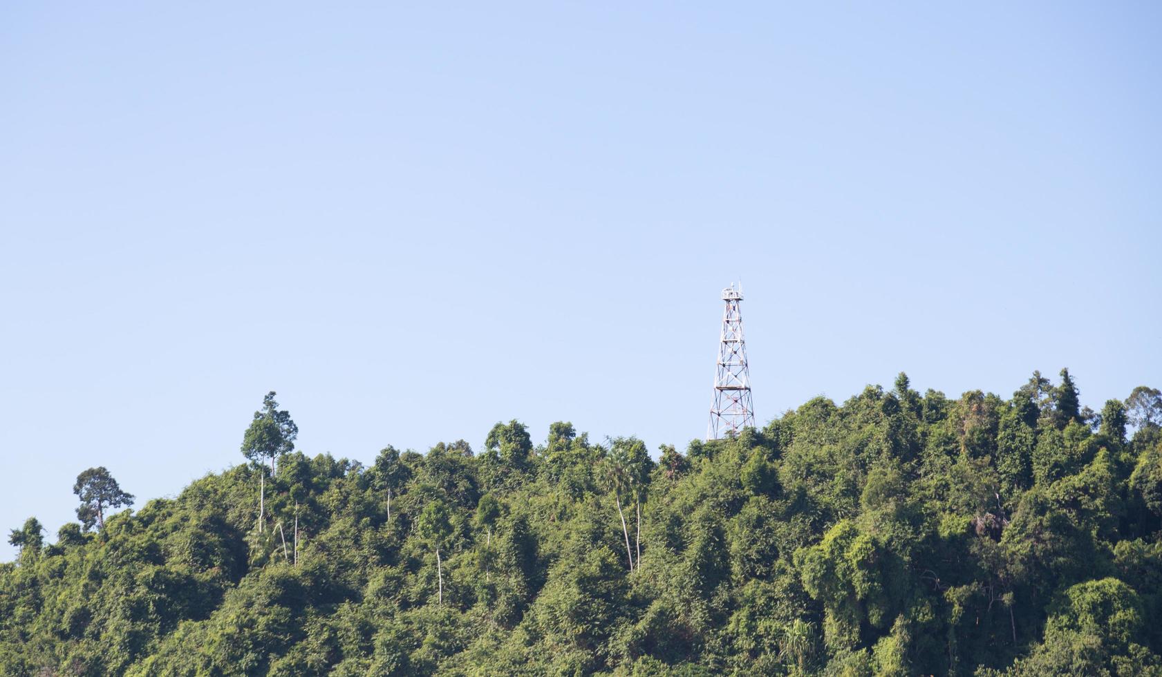 antenne de téléphone sur la colline photo