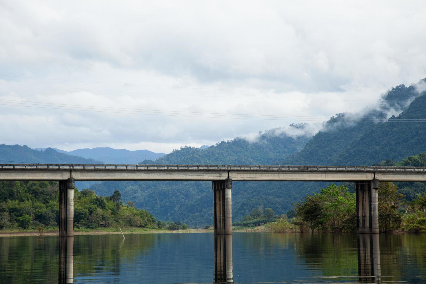 pont sur la rivière photo