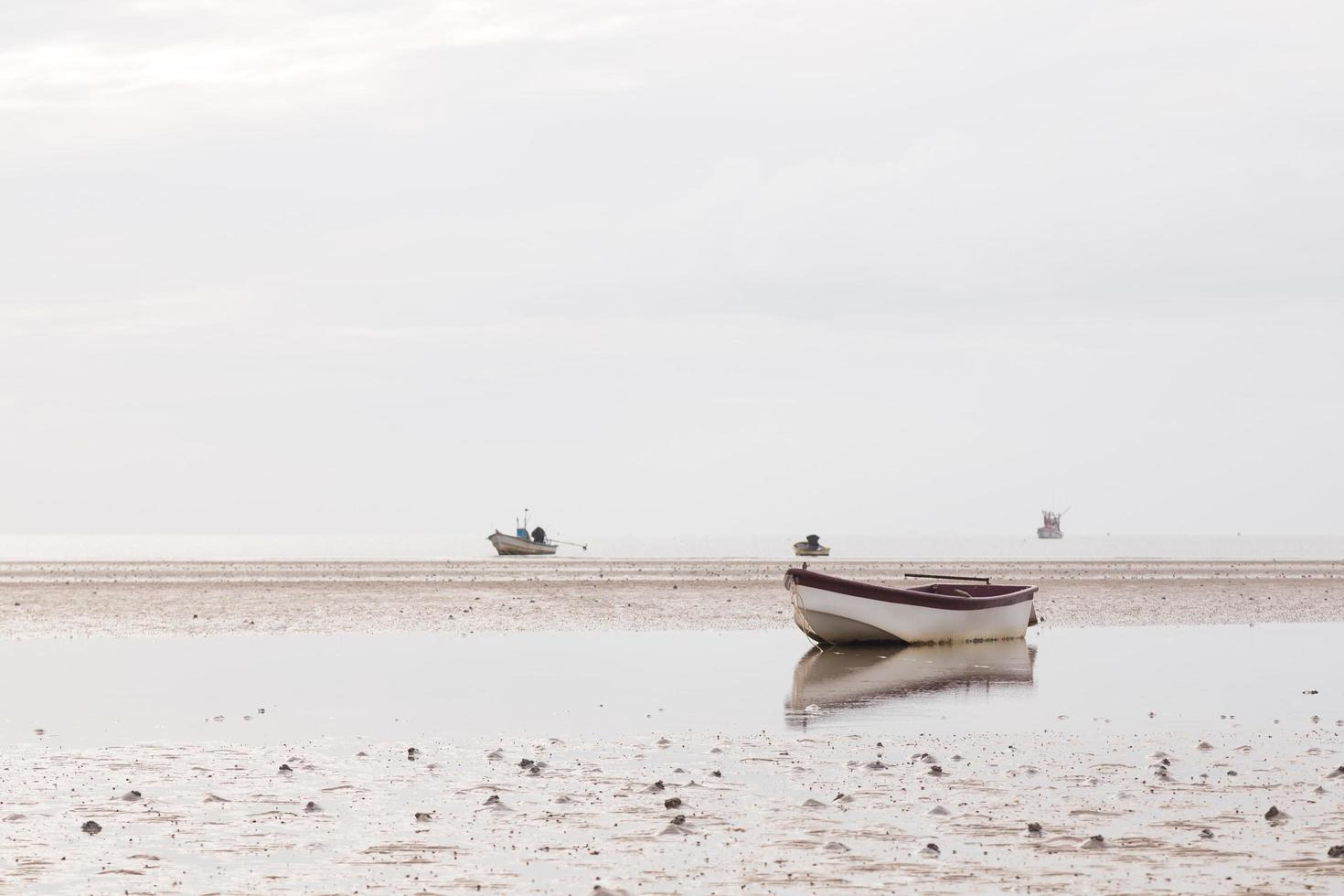 petit bateau de pêche à la plage photo