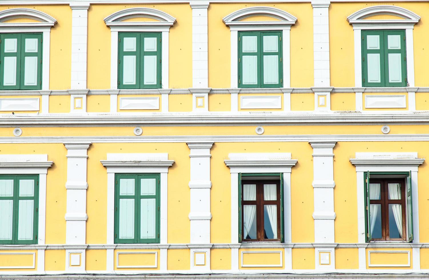 fenêtres d'un bâtiment jaune photo