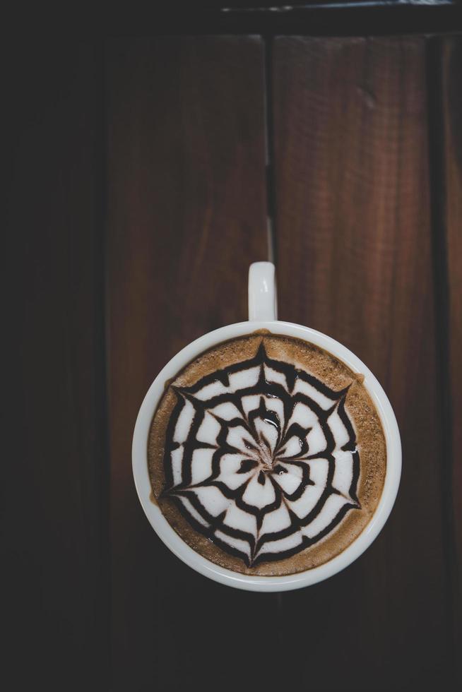 une tasse de café sur une table en bois photo