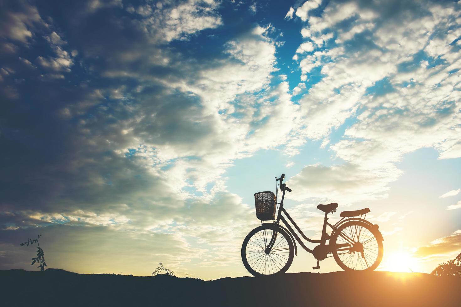 silhouette d'un vélo garé sur une montagne photo