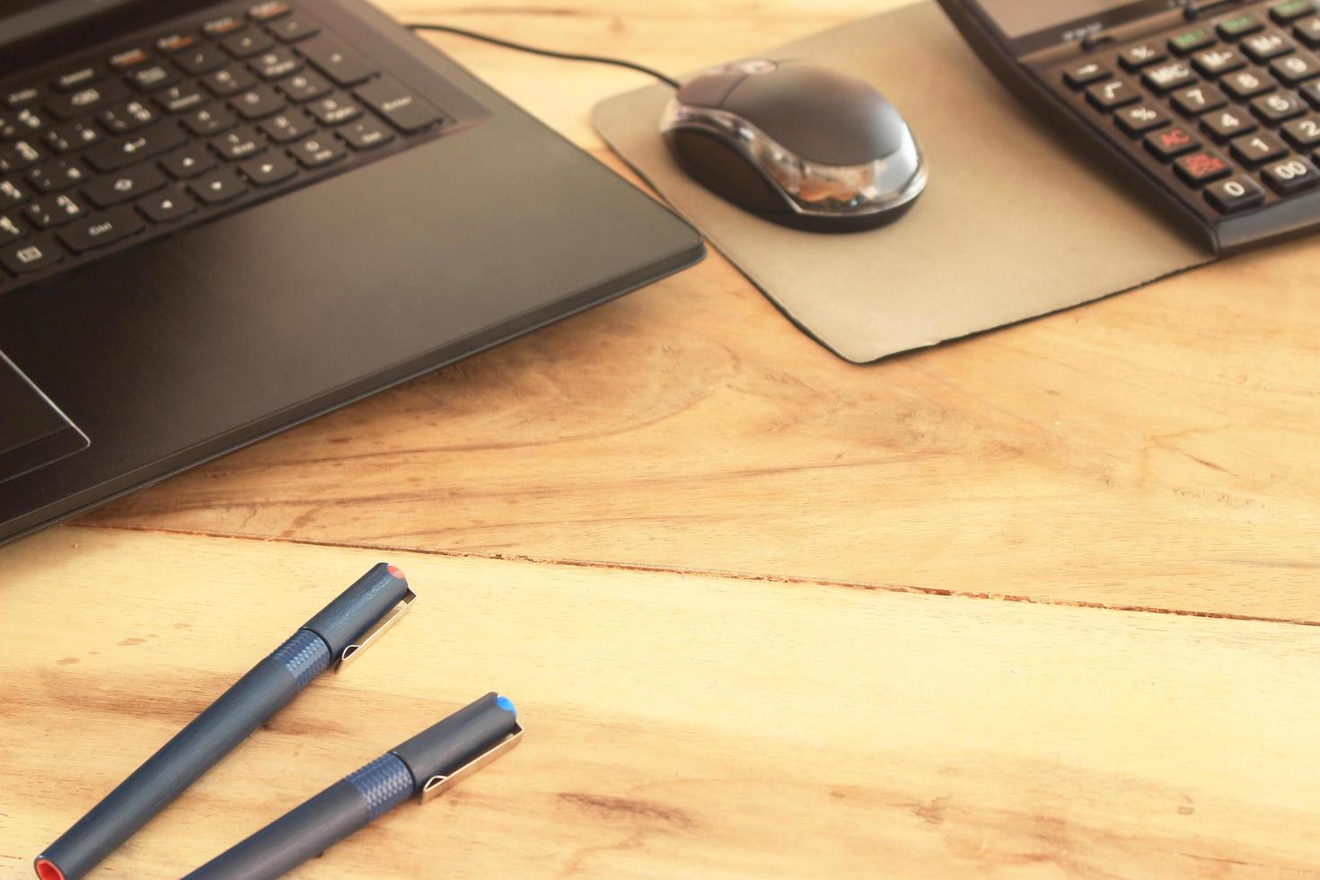 bureau avec ordinateur portable photo