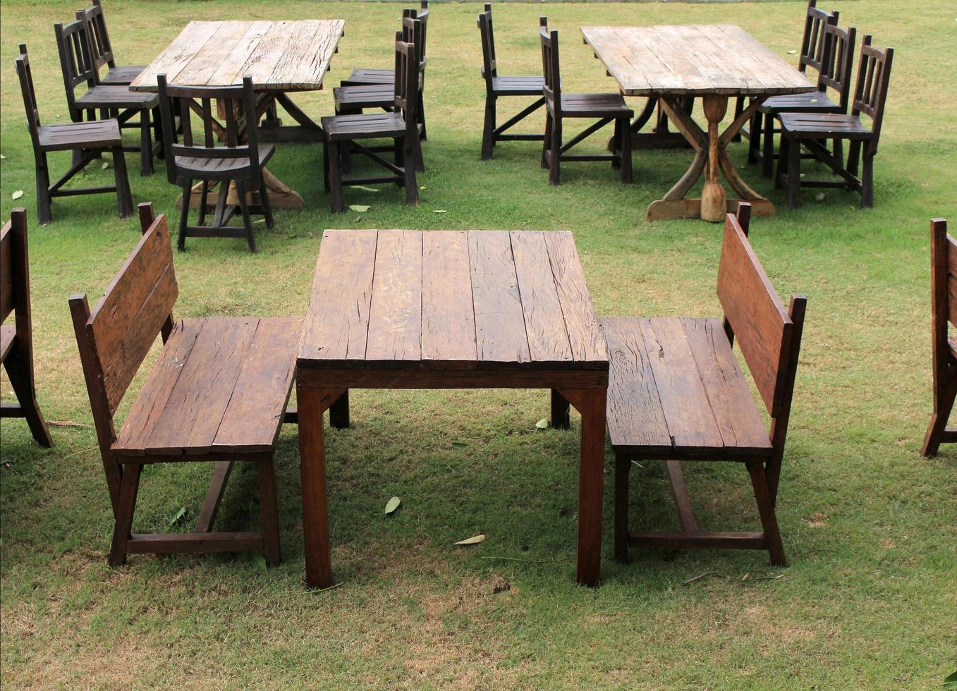 table et chaises en bois à l'extérieur photo