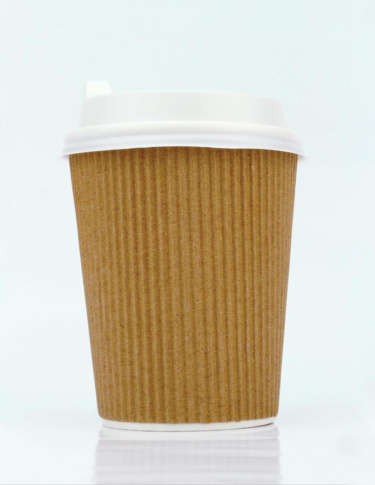 tasse à café à emporter sur fond blanc photo