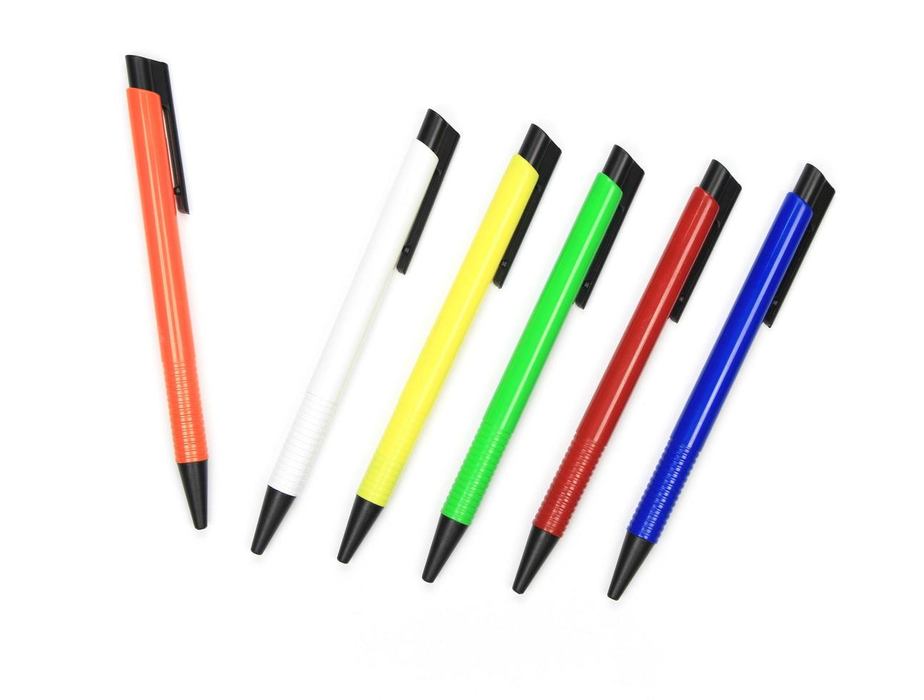 stylos colorés sur fond blanc photo