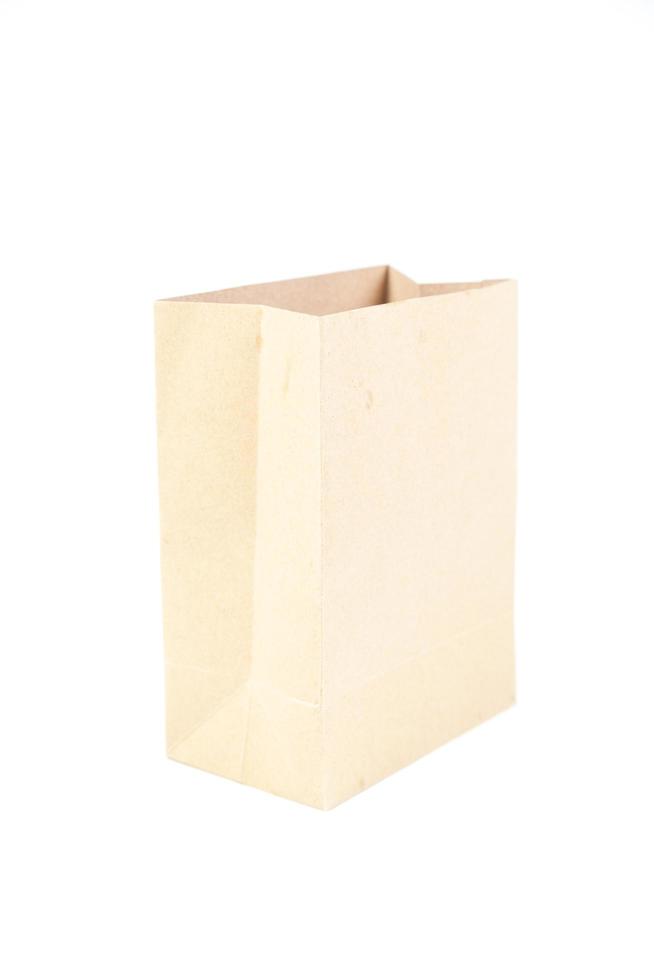 sac en papier brun sur fond blanc photo
