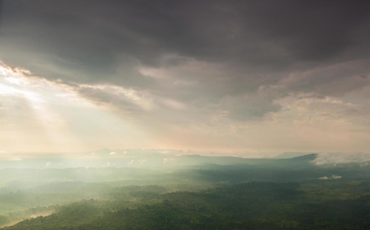 la lumière du soleil brille à travers les nuages photo