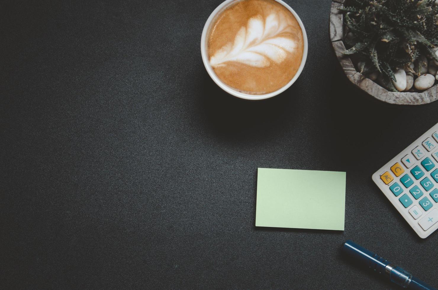 vue de dessus de bureau avec un latte photo