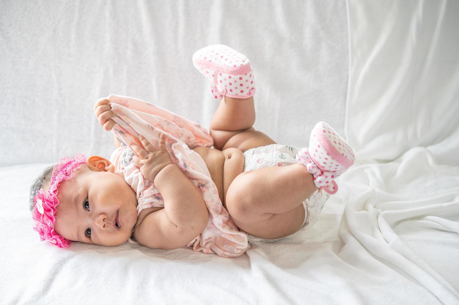 portrait d'un bébé couché sur le dos photo