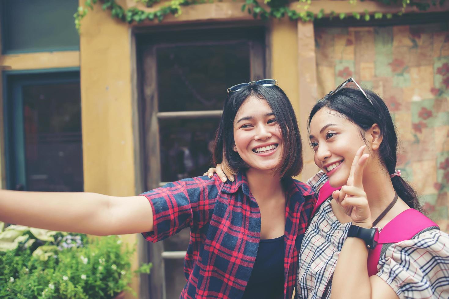 Image de deux jeunes amies heureuses debout dans une ville urbaine photo