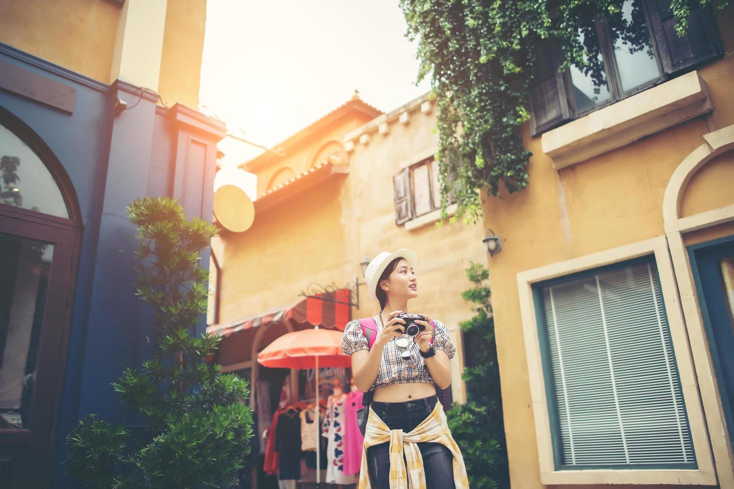 jeune femme hipster appréciant de prendre une photo en milieu urbain