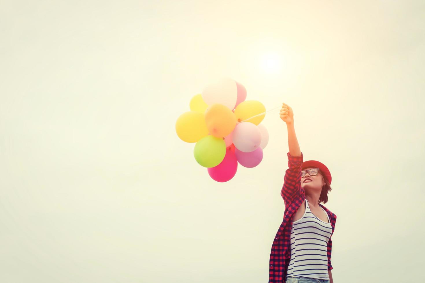 belle jeune femme tenant des ballons en plein air photo