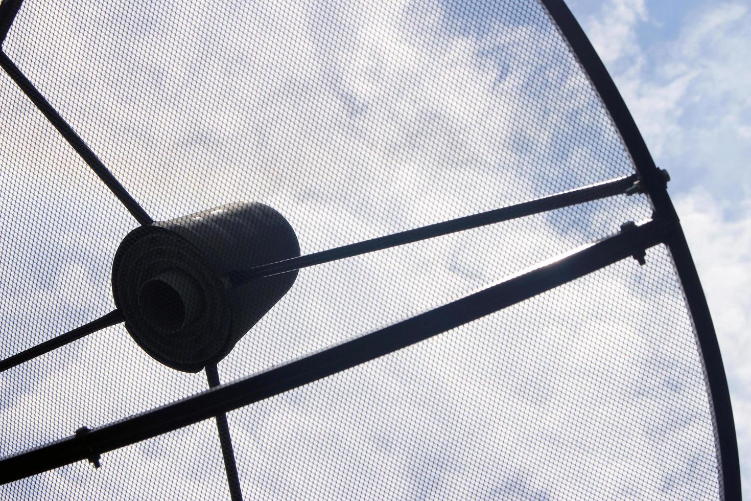 antenne parabolique contre le ciel photo