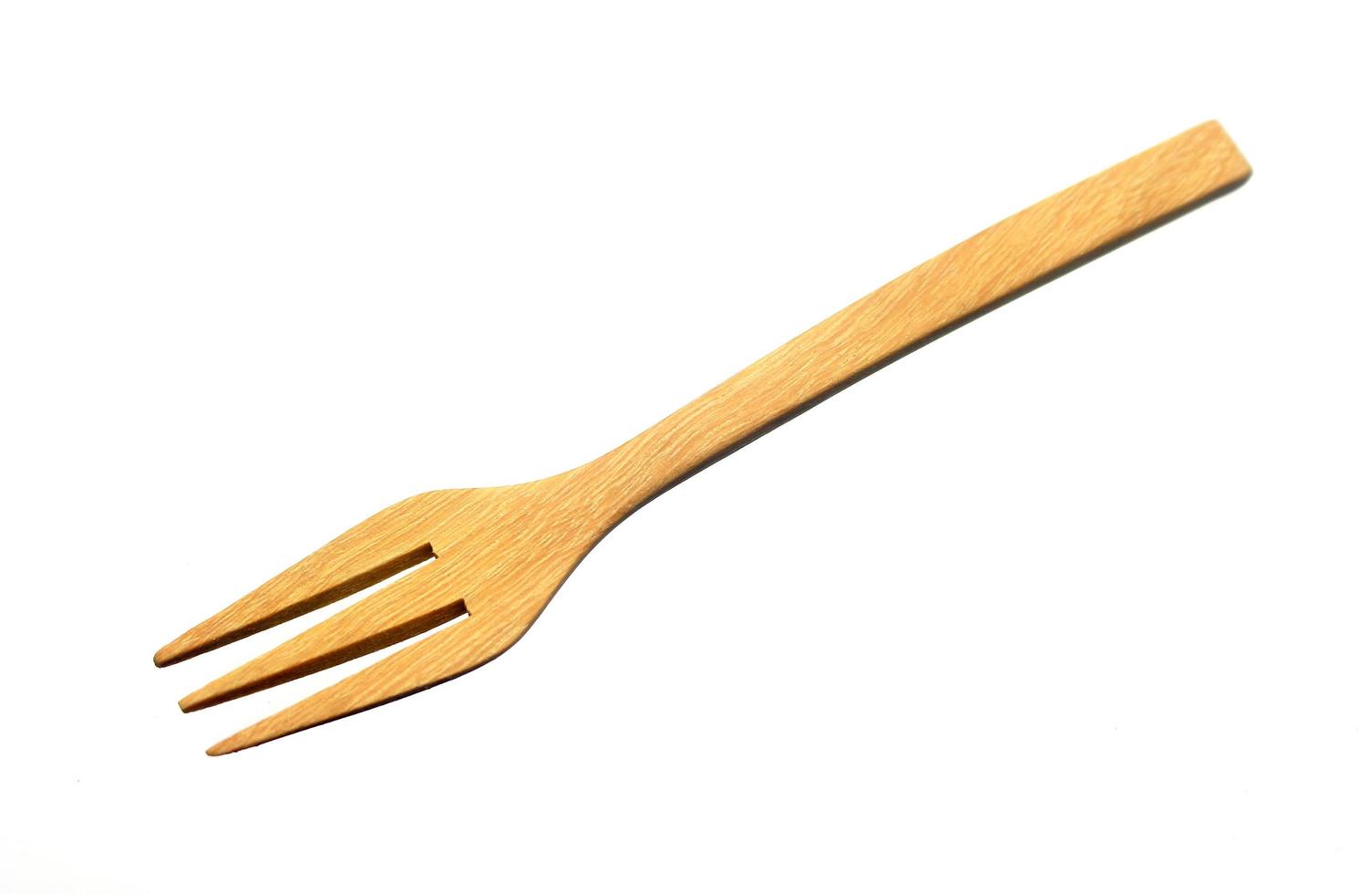 fourchette en bois isolé sur blanc photo