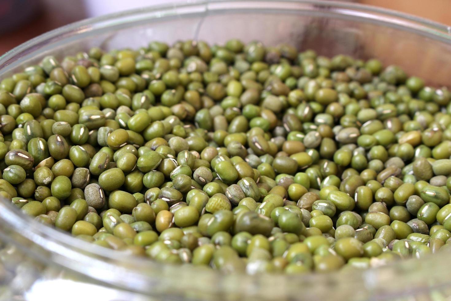 pois verts dans un bol en verre photo