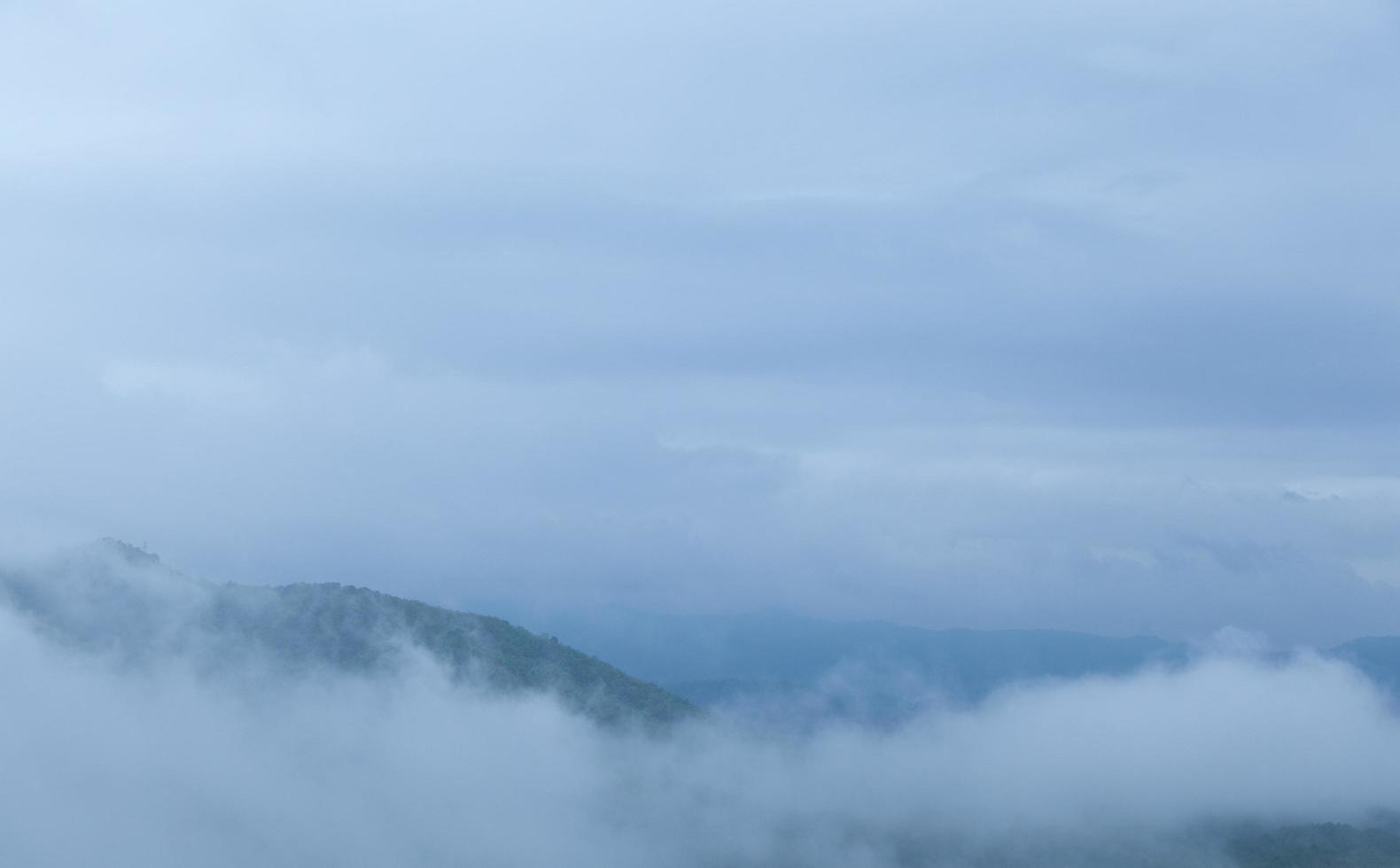 montagnes couvertes de brouillard photo