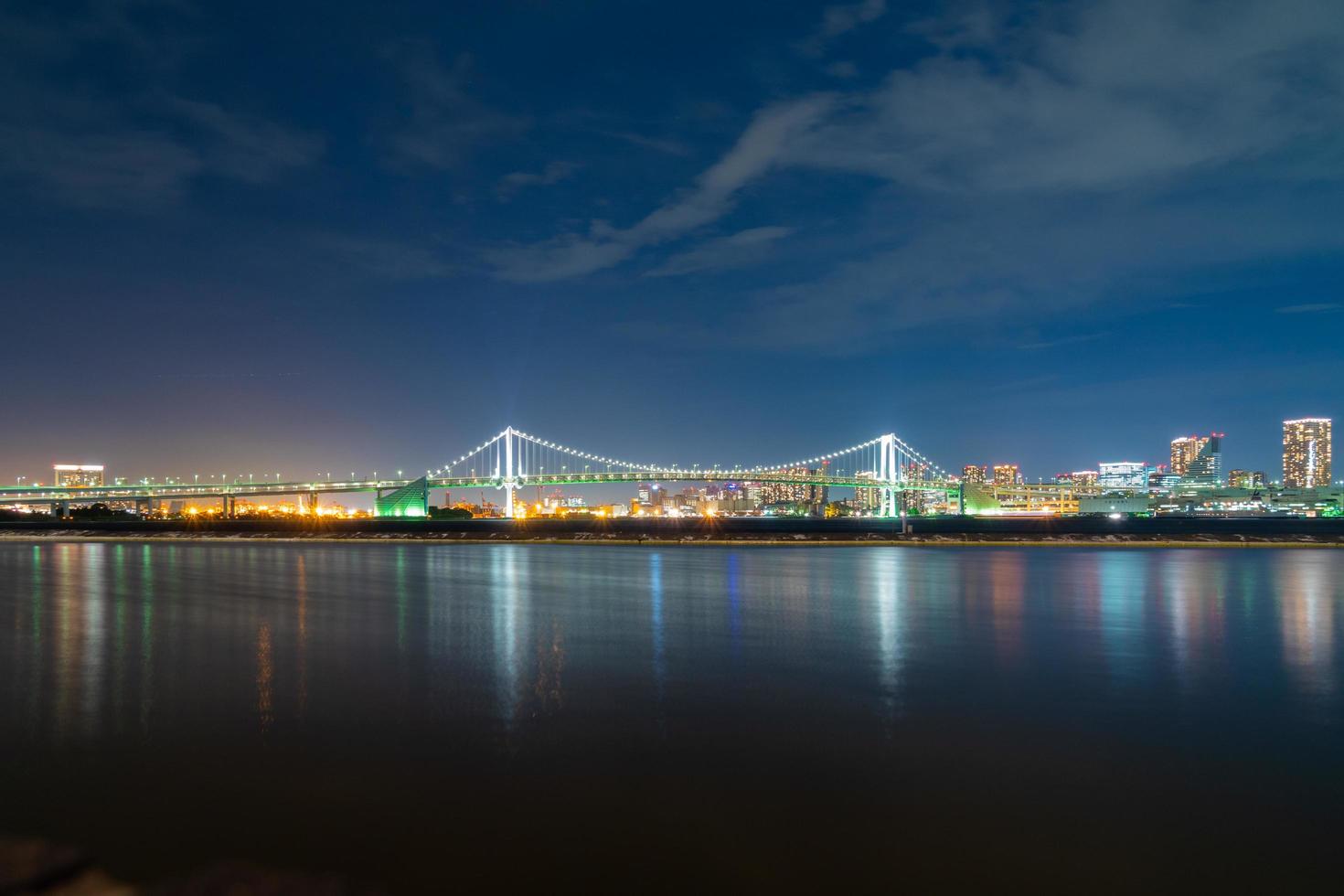 pont arc-en-ciel dans la ville de tokyo photo