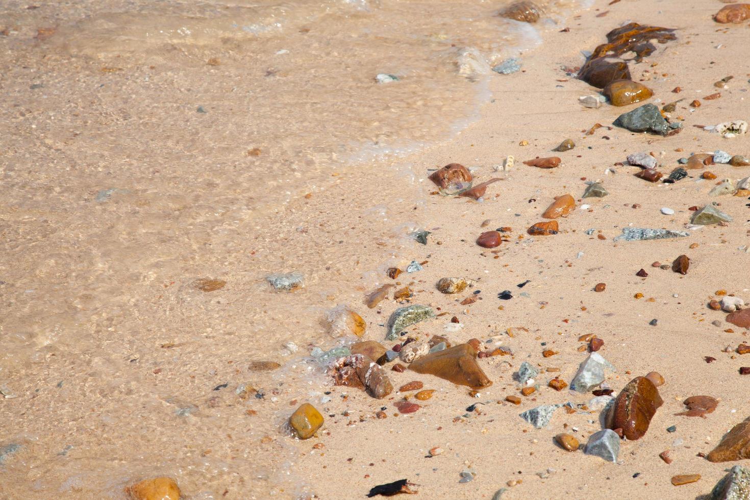 vagues se brisant sur la plage photo