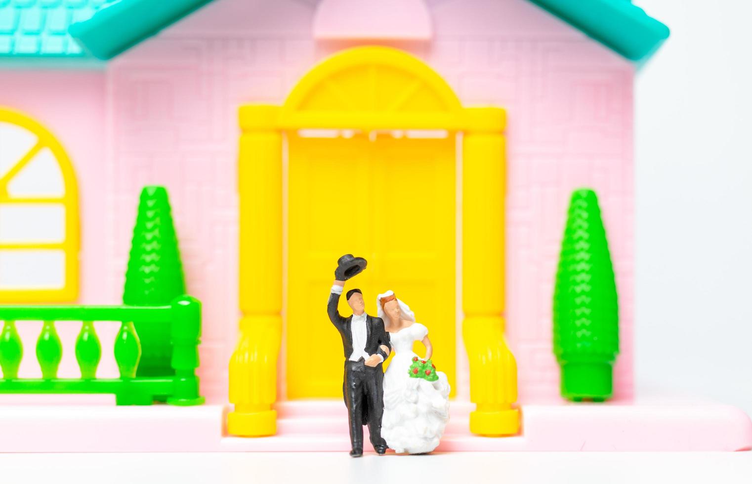 figurines miniatures d'un couple de jeunes mariés photo