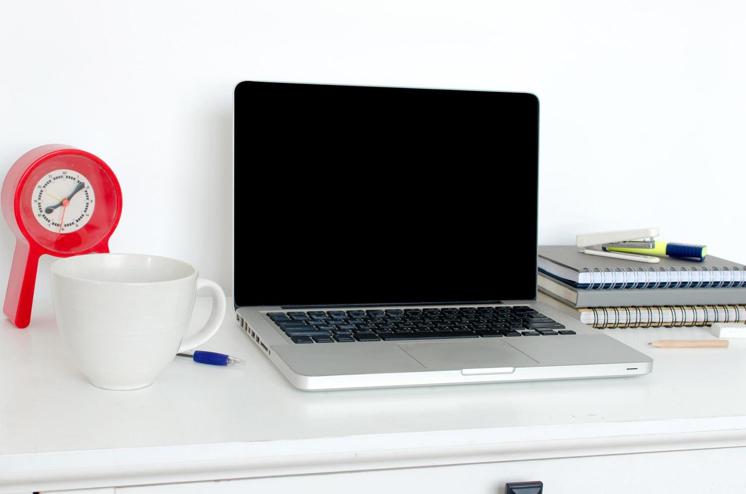 ordinateur portable sur un bureau blanc photo