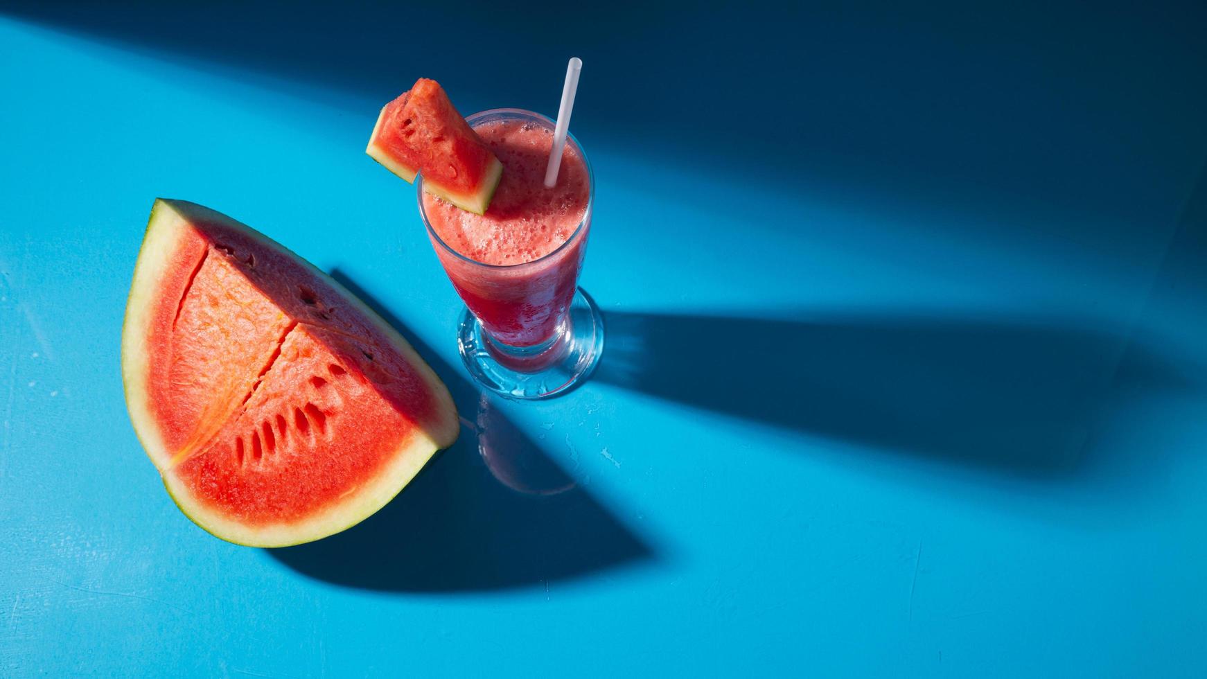 jus de pastèque en verre photo