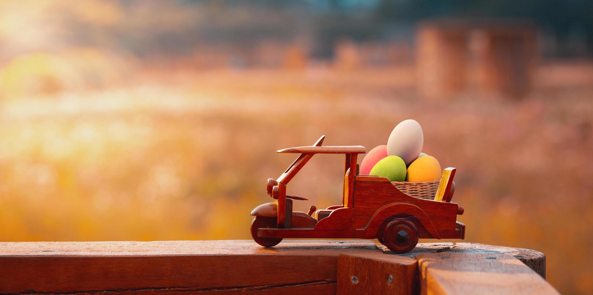 oeufs dans une petite voiture photo