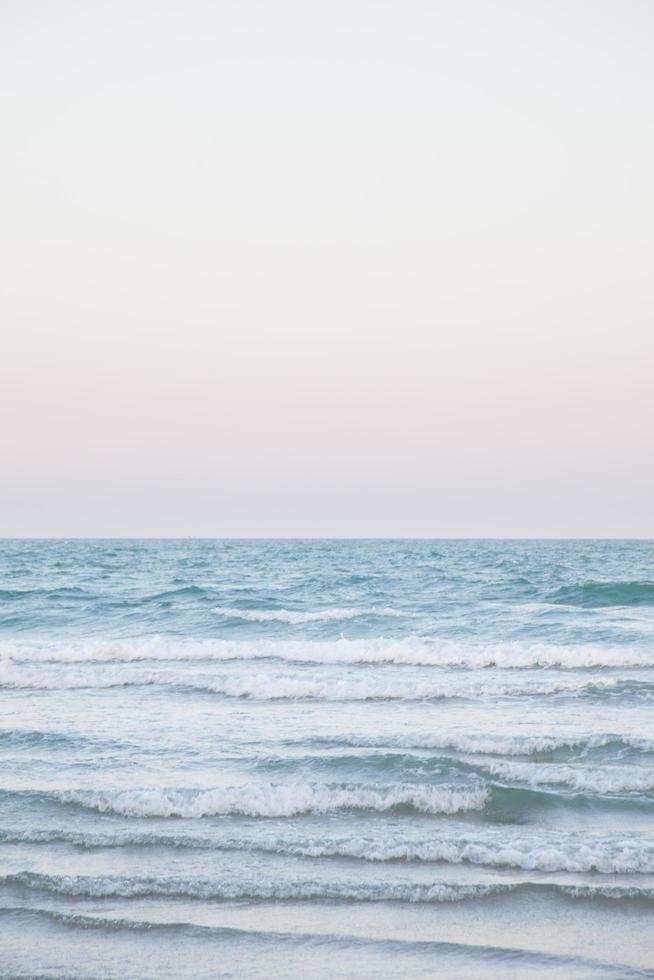 vagues de l'océan se brisant sur la plage photo